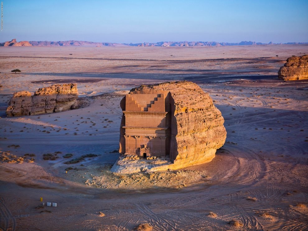 https://static.arabic.cnn.com/sites/default/files/styles/sw_1920/public/2021/01/05/images/180523153651-08-saudi-archeology-aerial-view.jpg